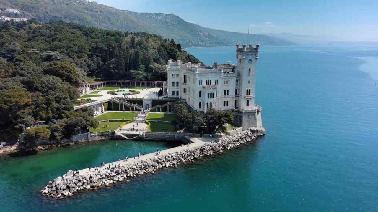 Sorge su di un promontorio roccioso ed ha una vista sul Golfo di Trieste: impensabile non visitare il Castello di Miramare | Un vera perla del Friuli