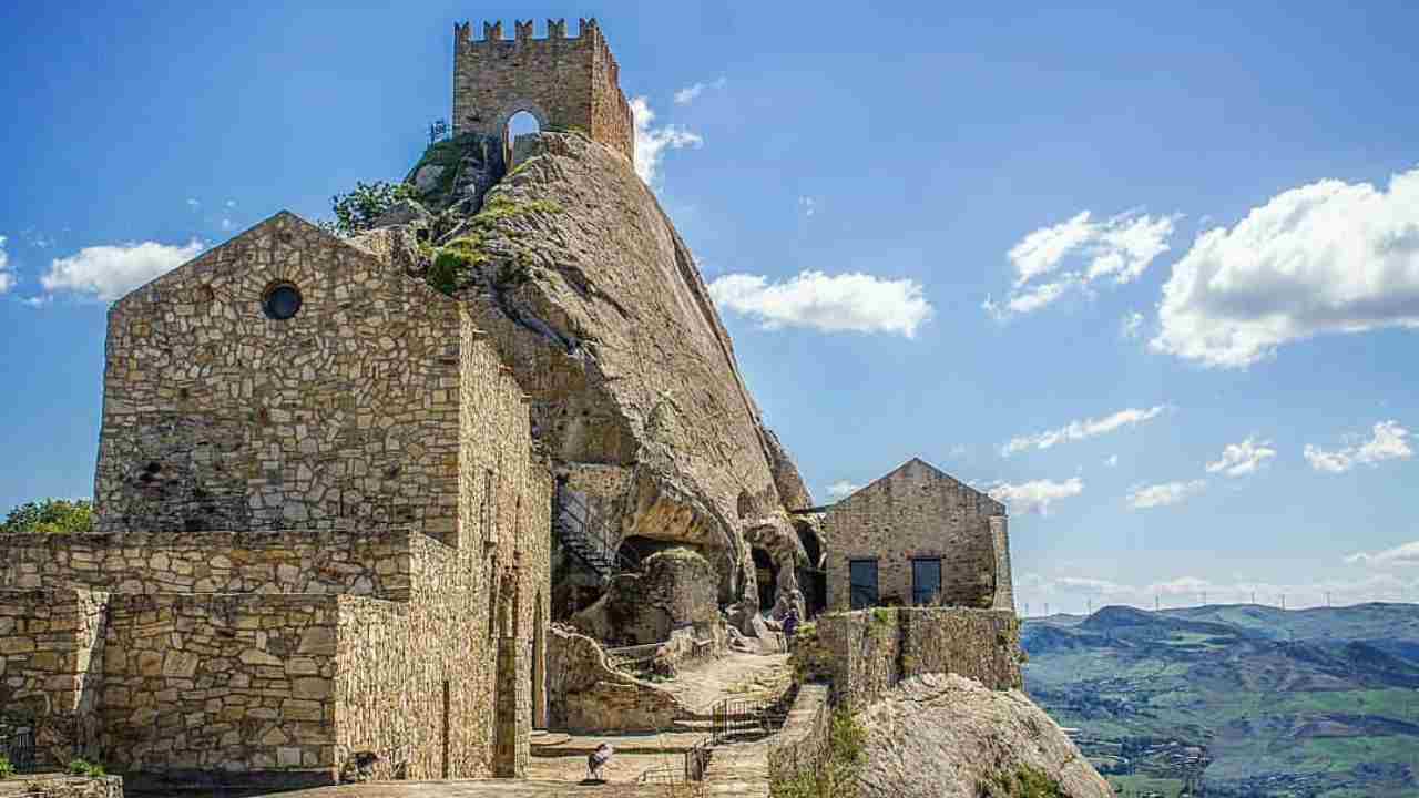 Tra le rocce della Sicilia si nasconde una fortezza unica sul pianeta | Troverai un castello che ti lascerà a bocca aperta