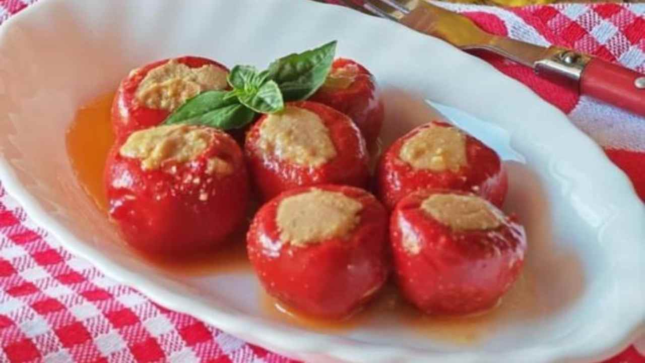 Cucina calabrese, mi hanno conquistata con i pomodori piccanti ripieni di tonno: li preparo sempre a casa con la ricetta della tradizione