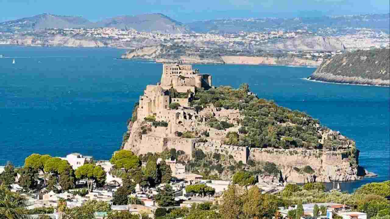 Non solo una tappa estiva: ad Ischia puoi fare il bagno in queste terme anche di inverno | Un posto speciale senza biglietto di ingresso