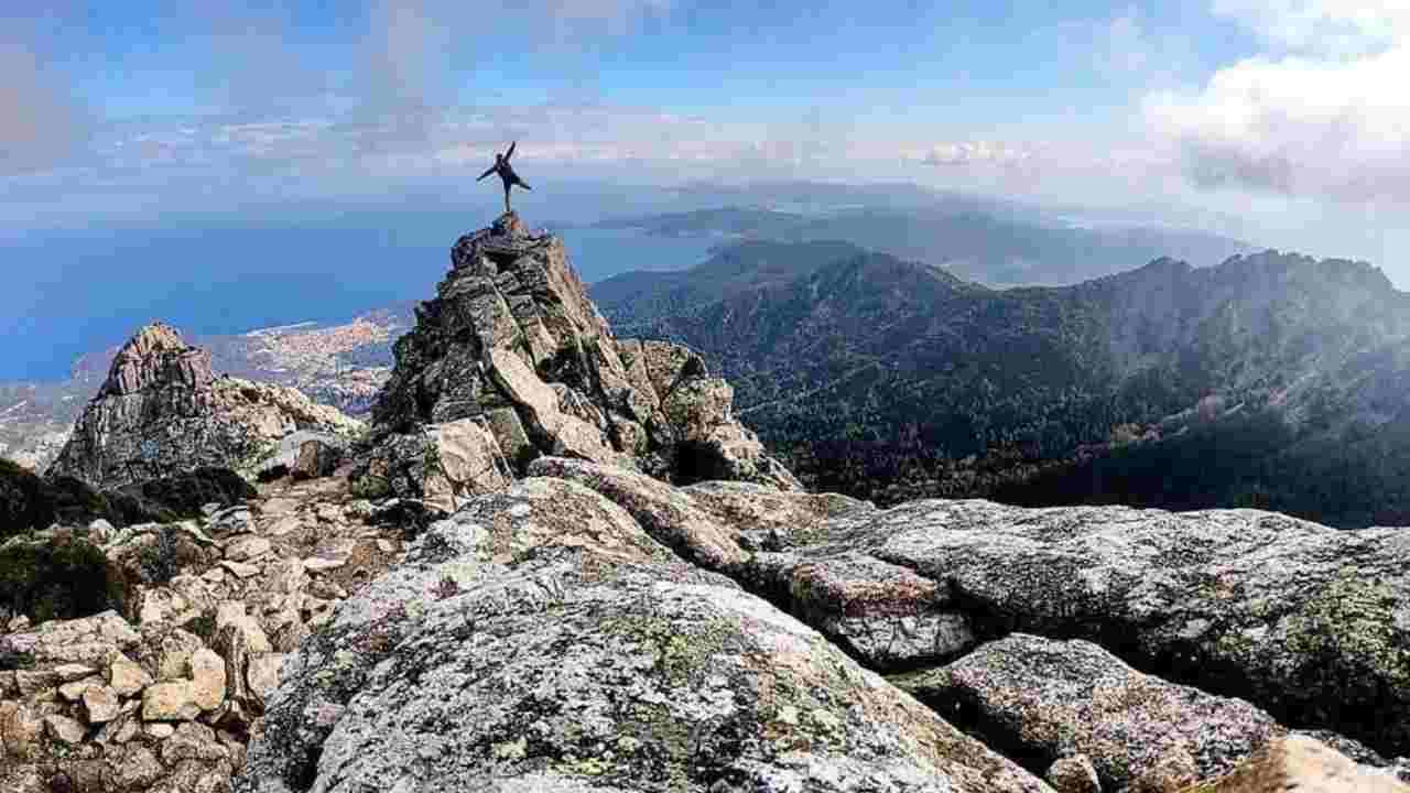 Alla scoperta dell’Isola d’Elba: qui puoi trovare la vetta più alta dell’appennino toscano | Un percorso di trekking per grandi appassionati