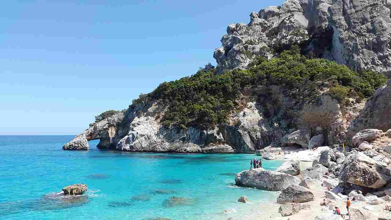 Mare, montagna ed… ELEFANTI: la Sardegna è anche questo | Qui scopri la scultura più bella d’Italia