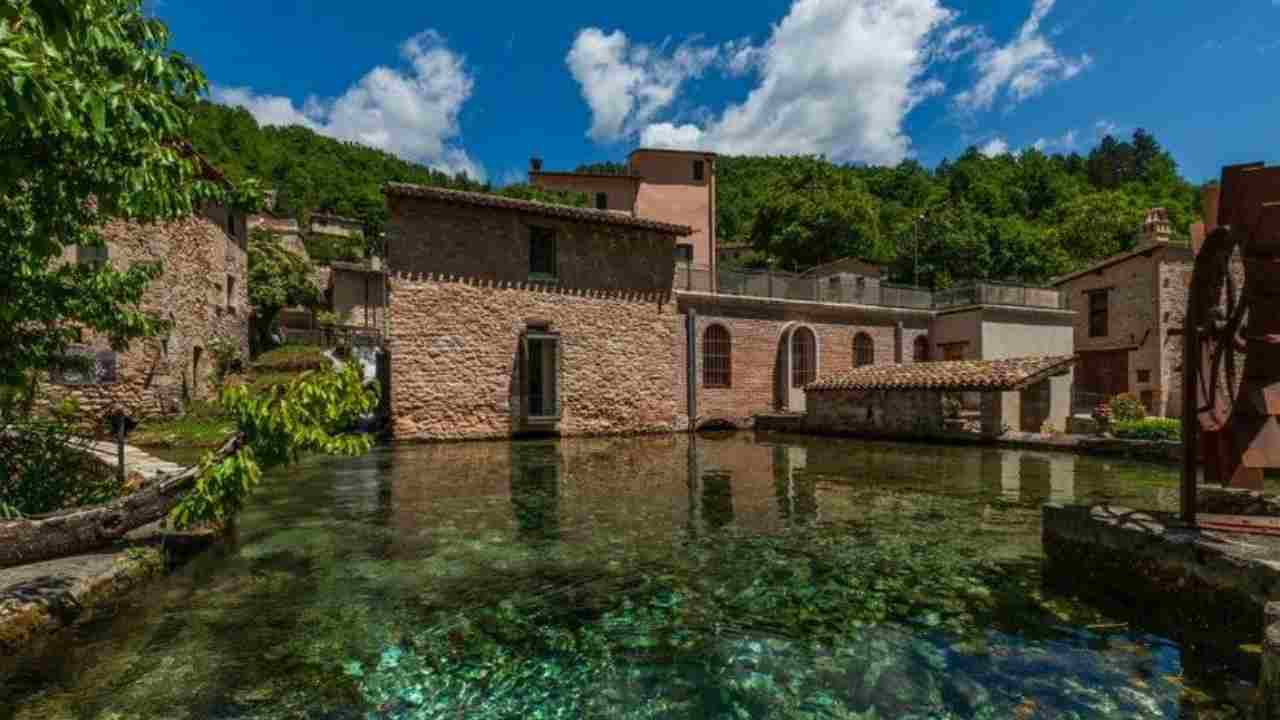 Umbria, puoi passeggiare tra ruscelli e sorgenti dalle acque cristalline: sono tipici di questo borgo poco conosciuto