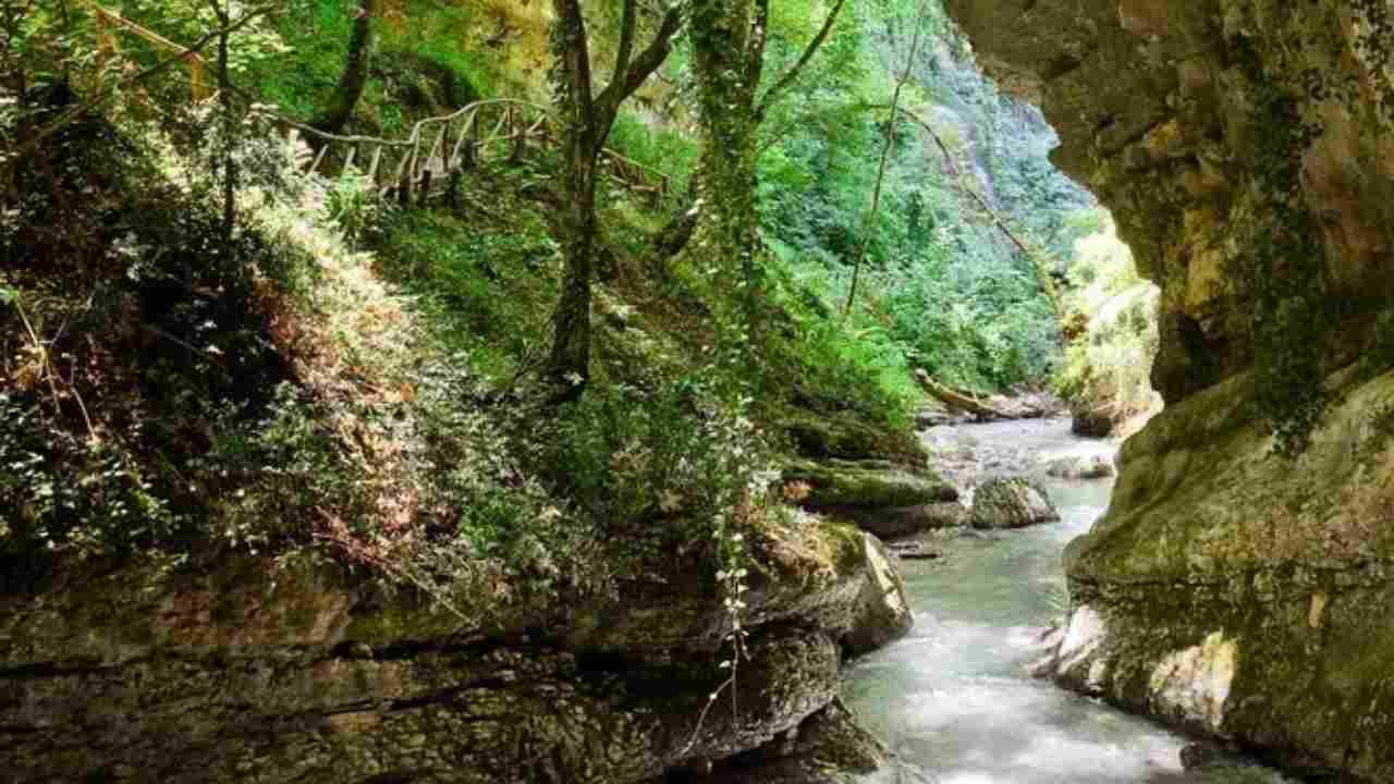 Se vuoi prenderti una pausa dal caos scegli l’Abruzzo | Questa valle è perfetta per te: sei completamente immerso nella natura