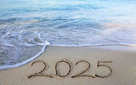 2025 scritto sulla sabbia