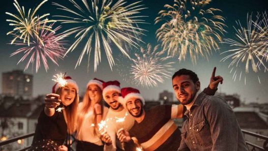 Amici festeggiano il Capodanno