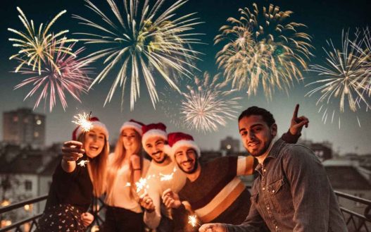 Amici festeggiano il Capodanno