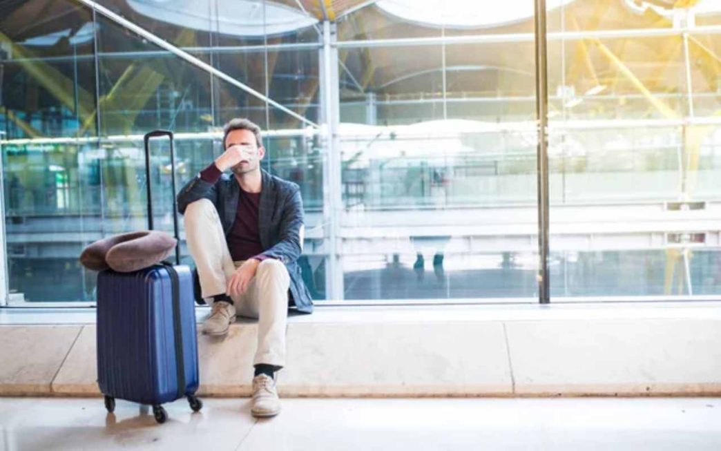 Uomo disperato in aeroporto