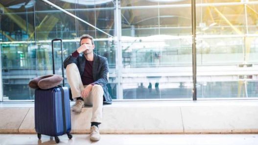 Uomo disperato in aeroporto