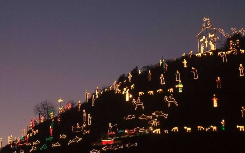 Il presepe di Manarola appena acceso e posto sulla collina (Presepio.it)