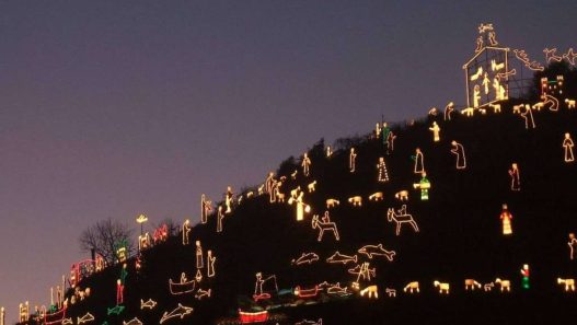 Il presepe di Manarola appena acceso e posto sulla collina (Presepio.it)