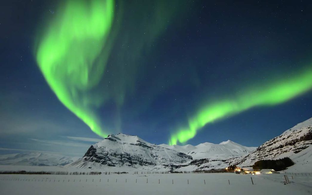 L'aurora boreale illumina alcune montagne del Nord (Pixabay)