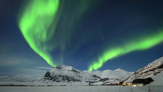 L'aurora boreale illumina alcune montagne del Nord (Pixabay)