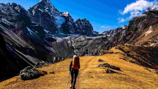 Una donna mentre fa un'escursione in alta montagna (Pixabay)