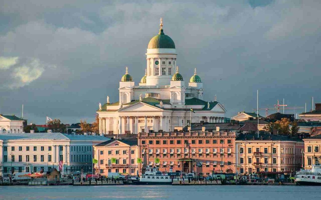 Uno scorcio sulla zona portuale e sulla cattedrale di Helsinki)