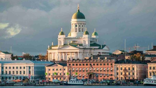 Uno scorcio sulla zona portuale e sulla cattedrale di Helsinki)