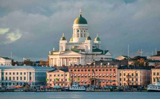 Uno scorcio sulla zona portuale e sulla cattedrale di Helsinki)