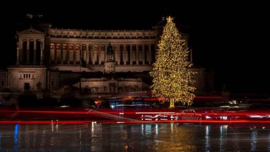 roma notturna con albero di natale